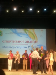 Министр спорта Логинов награждает МС Потолова Руслана