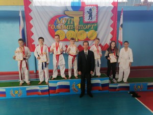 тренер Колобов Н.В. со своими спортсменами